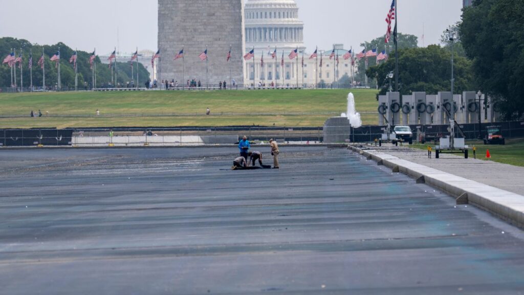 Workers inspect the Lincoln Memorial Reflecting Pool in Washington, July 20, 2026. Lawyers for the former Olympian David Hearn filed a motion on Thursday night seeking to bar federal prosecutors from reviving a felony charge that he vandalized the Lincoln Memorial Reflecting Pool. (Andrew Leyden/The New York Times)