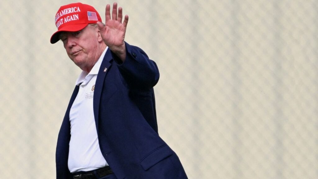 President Donald Trump waves as he walks from Marine One to a vehicle at the Ellipse near the White House, in Washington, D.C., U.S., August 16, 2026. (Reuters/Annabelle Gordon)
