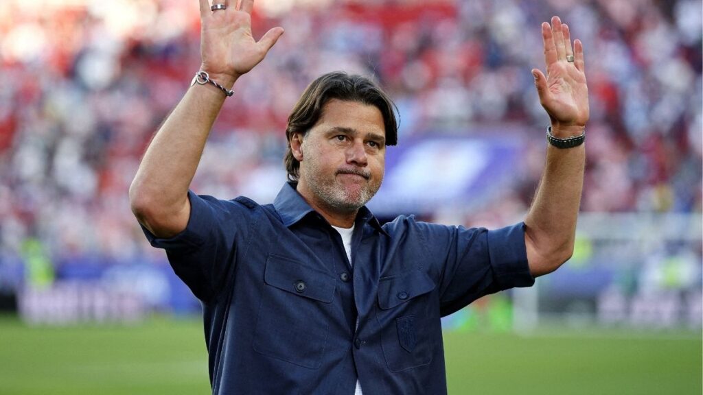 Soccer Football - FIFA World Cup 2026 - Round of 32 - United States v Bosnia and Herzegovina - San Francisco Bay Area Stadium, Santa Clara, California, U.S. - July 1, 2026 U.S. coach Mauricio Pochettino acknowledges the fans after the match. (Reuters File)