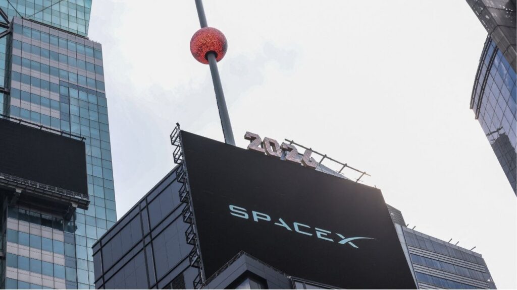 The New Year's eve ball ascends on the day of SpaceX's initial public offering (IPO) in New York City, U.S., June 12, 2026. (Reuters/Brendan McDermid)