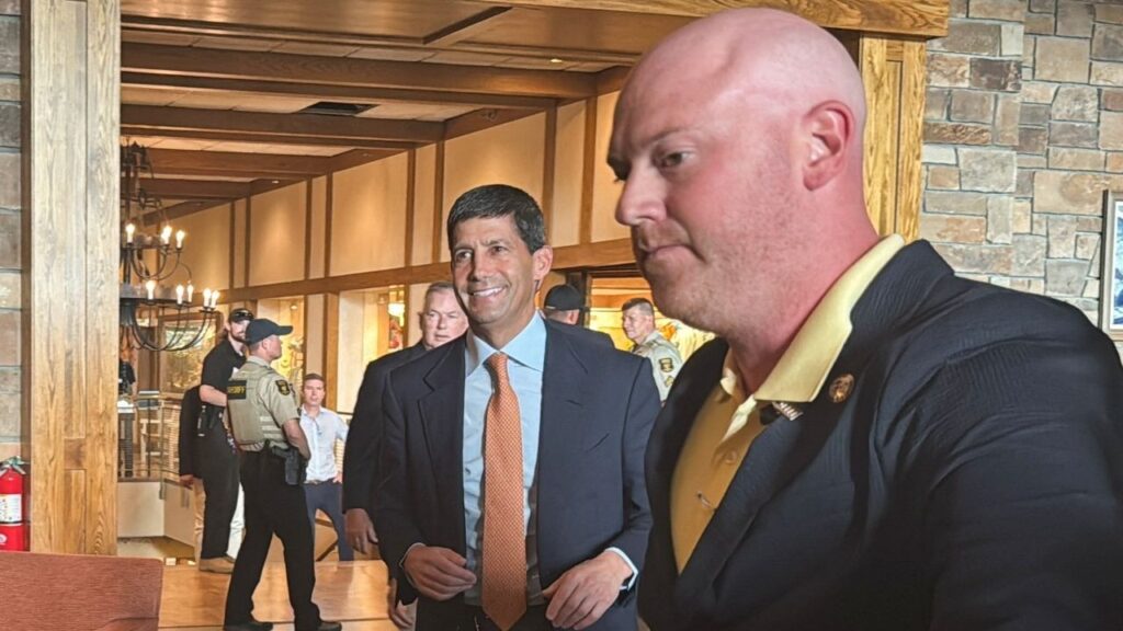 U.S. Federal Reserve Chairman Kevin Warsh walks into the opening dinner of the Kansas City Fed’s annual economic symposium in Jackson Hole, Wyoming, U.S., August 27, 2026. Picture taken with a mobile phone. (Reuters/Ann Saphir)
