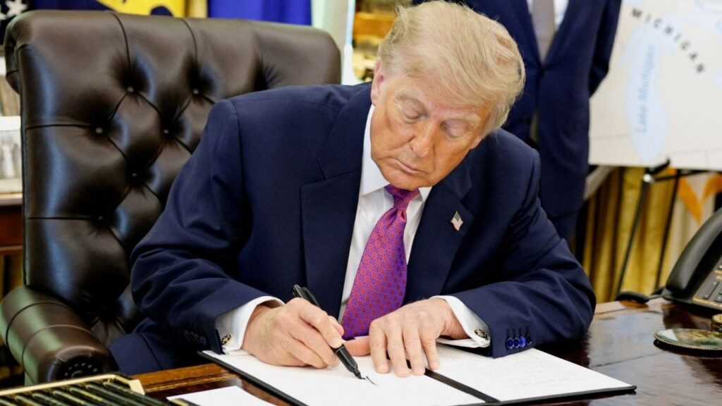 U.S. President Donald Trump signs an executive order to rename Lake Ontario as Lake America, at the Oval Office of the White House in Washington, D.C., U.S., August 27, 2026. REUTERS/Evan Vucci