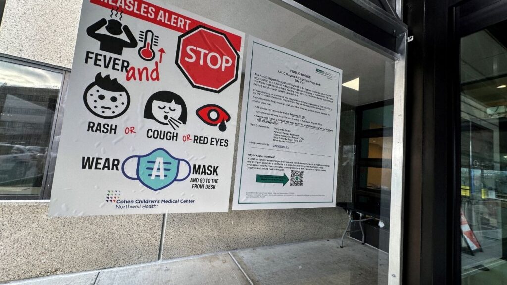 A measles alert sign hangs outside the entrance to the Cohen Children's Medical Center in New Hyde Park, New York, U.S., March 14, 2025. (Reuters File)