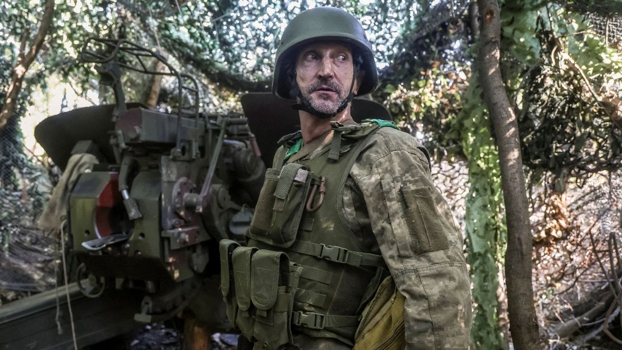 A serviceman of the 67th Mechanised Brigade of the Armed Forces of Ukraine prepares to fire a 152 mm howitzer 2A65 Msta-B towards Russian troops, amid Russia's attack on Ukraine, at a position near the frontline town of Kramatorsk, in Donetsk region, Ukraine August 30, 2026. (Reuters File)