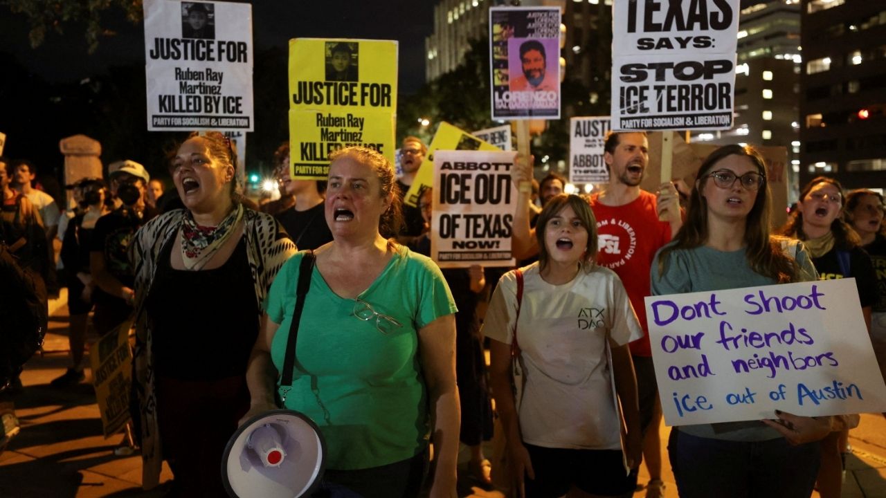 Activists hold an emergency protest a day after an Immigration and Customs Enforcement (ICE) agent shot and wounded a man from Venezuela who, according to his lawyer, was working as a DoorDash driver, at the Texas State Capitol in Austin, Texas, US, September 21, 2026. REUTERS/Nuri Vallbona
