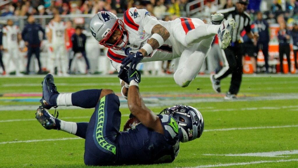 New England Patriots v Seattle Seahawks - Levi's Stadium, Santa Clara, California, United States - February 8, 2026 Seattle Seahawks' Kenneth Walker III in action with New England Patriots' Carlton Davis III (REUTERS/Mike Blake)
