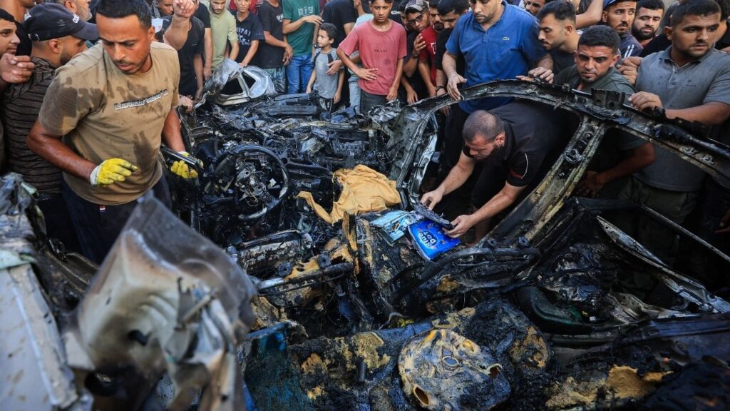 Palestinians inspect the site of an Israeli air strike on a vehicle, in Gaza City, September 6, 2026. REUTERS/Dawoud Abu Alkas