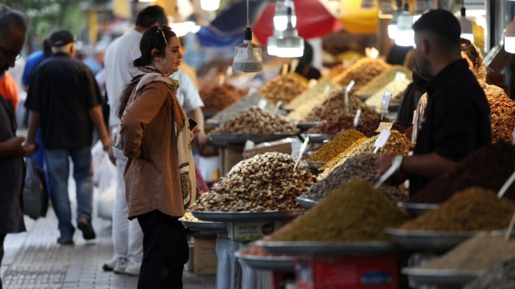 People shop in a local market in Tehran, Iran, September 26, 2026. Majid Asgaripour/WANA (West Asia News Agency) via REUTERS