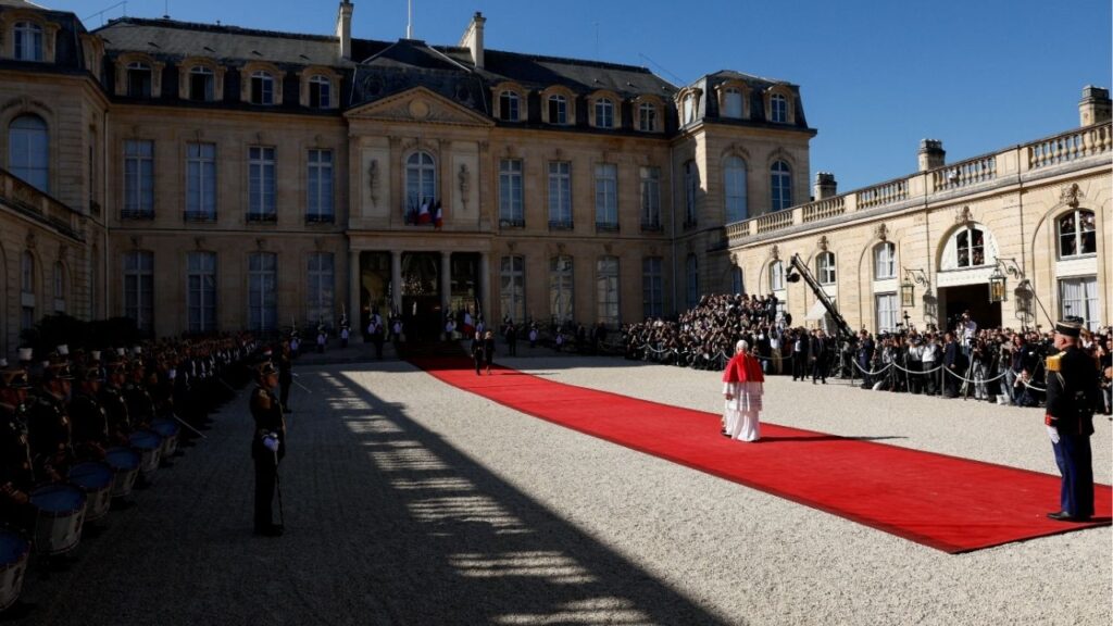 French President Emmanuel Macron and his wife Brigitte Macron welcome Pope Leo meets during a courtesy visit at the Elysee Palace in Paris, France, September 25, 2026. Reuters/Remo Casilli/Pool