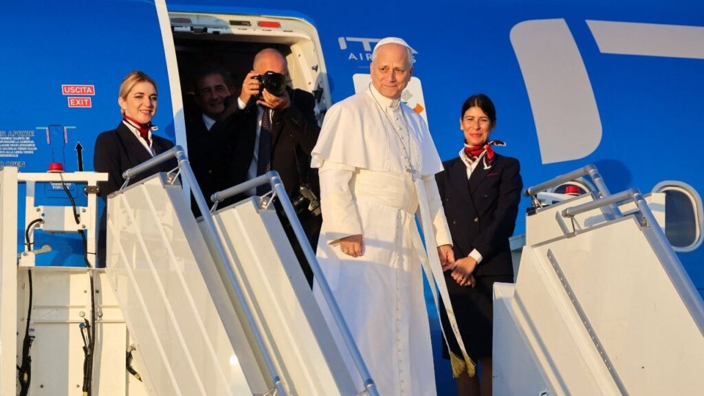 Pope Leo boards the papal plane ahead of his apostolic journey to France, at Fiumicino Airport, near Rome, Italy, September 25, 2026. REUTERS/Yara Nardi