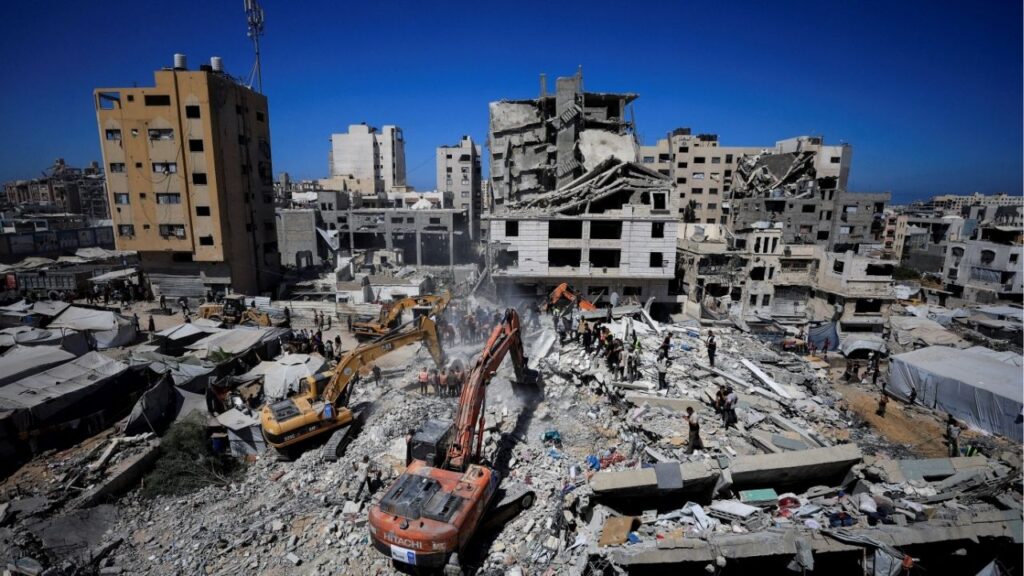 Heavy machinery assists Civil Defence workers attempting to rescue those who are trapped beneath the rubble of a residential building, that had been damaged in an earlier Israeli strike during the war and collapsed on Wednesday, in Gaza City, September 16, 2026. Reuters/Dawoud Abu Alkas