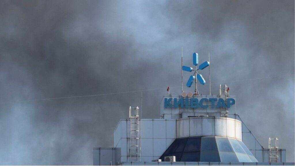 Smoke rises over the headquarters of Kyivstar, one of Ukraine's largest telecoms companies, hit by a Russian jet drone strike, amid Russia's attack on Ukraine, in Kyiv, Ukraine September 27, 2026. Reuters/Gleb Garanich
