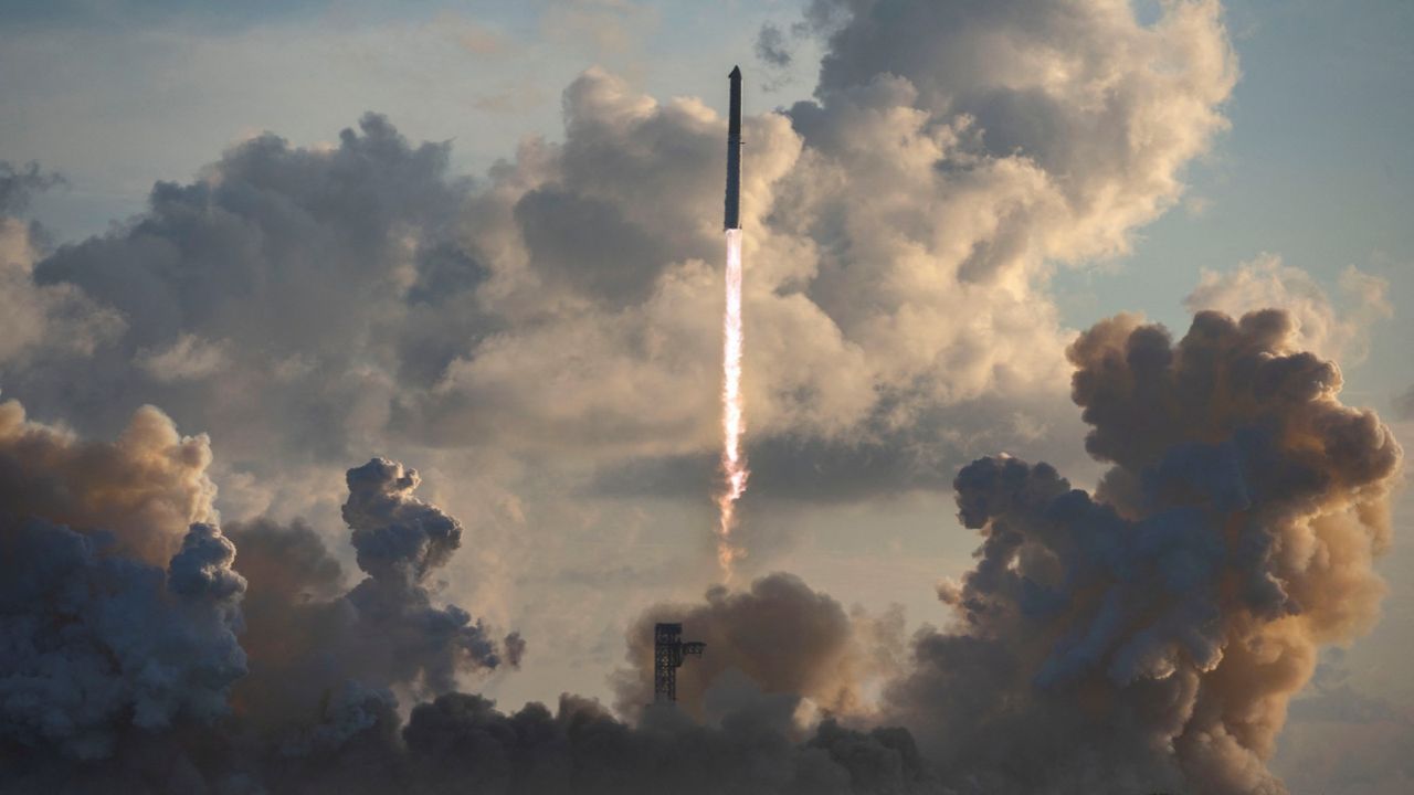The SpaceX Starship and Super Heavy v3 Booster lift off on its 14h test flight from the SpaceX launch complex in Starbase, Texas, U.S., September 28, 2026. The mission is expected to send the vehicle into orbit for the first time and deploy 26 Starlink V3 satellites. (REUTERS/Steve Nesius)