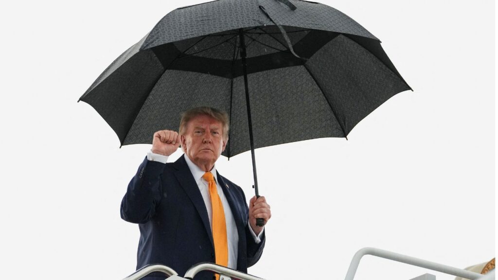 U.S. President Donald Trump makes a fist as he boards Air Force One, en route to Bedminster, New Jersey, at Joint Base Andrews, Maryland, U.S., September, 4, 2026. (REUTERS/Eric Lee)