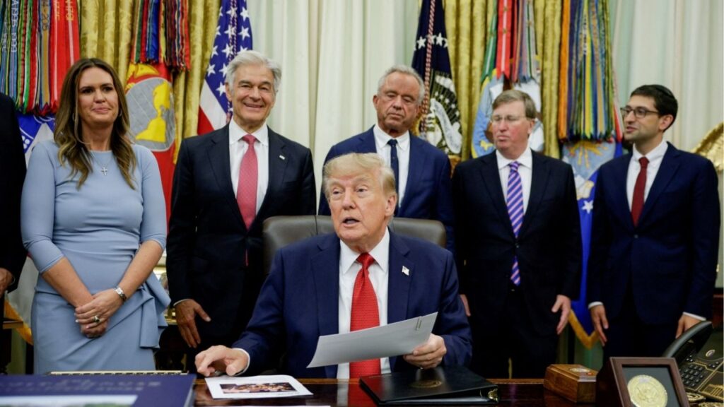 Arkansas Governor Sarah Huckabee Sanders, US Secretary of Health and Human Services (HHS) Robert F. Kennedy Jr. and Administrator for the Centers for Medicare and Medicaid Services Dr Mehmet Oz stand behind US President Donald J. Trump as he makes an announcement on healthcare in the Oval Office at the White House in Washington, D.C., US, September 18, 2026. Reuters/Evan Vucci