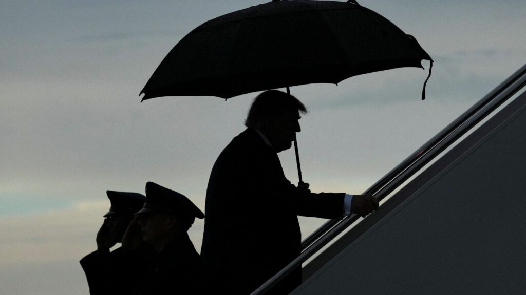 U.S. President Donald Trump holds an umbrella as he boards Air Force One, en route to Bedminster, New Jersey, at Joint Base Andrews, Maryland, U.S., September, 4, 2026. REUTERS/Eric Lee