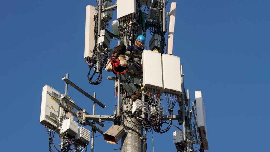 A contract crew from Verizon installs 5G telecommunications equipment on a tower in Orem, Utah, U.S. December 3, 2019. (REUTERS/George Frey/File Photo)