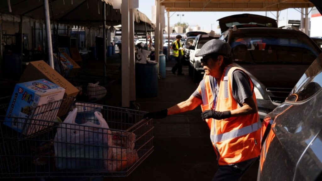 Volunteers load recipients' cars during a daily food distribution at St. Mary's Food Bank in Phoenix, U.S. May 29, 2026. (Reuters File)