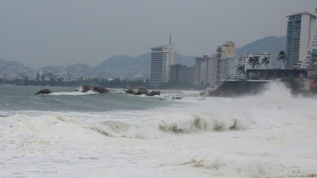Waves crash along the coast as Mexican authorities prepare for the possible effects of Hurricane Polo, a Category 4 storm off Mexico's Pacific coast, authorities closed several Pacific ports to navigation as Polo threatened heavy rain, flooding and dangerous sea conditions along the coast despite forecasts that it will remain offshore, in Acapulco, Mexico, September 23, 2026. REUTERS/Javier Verdin