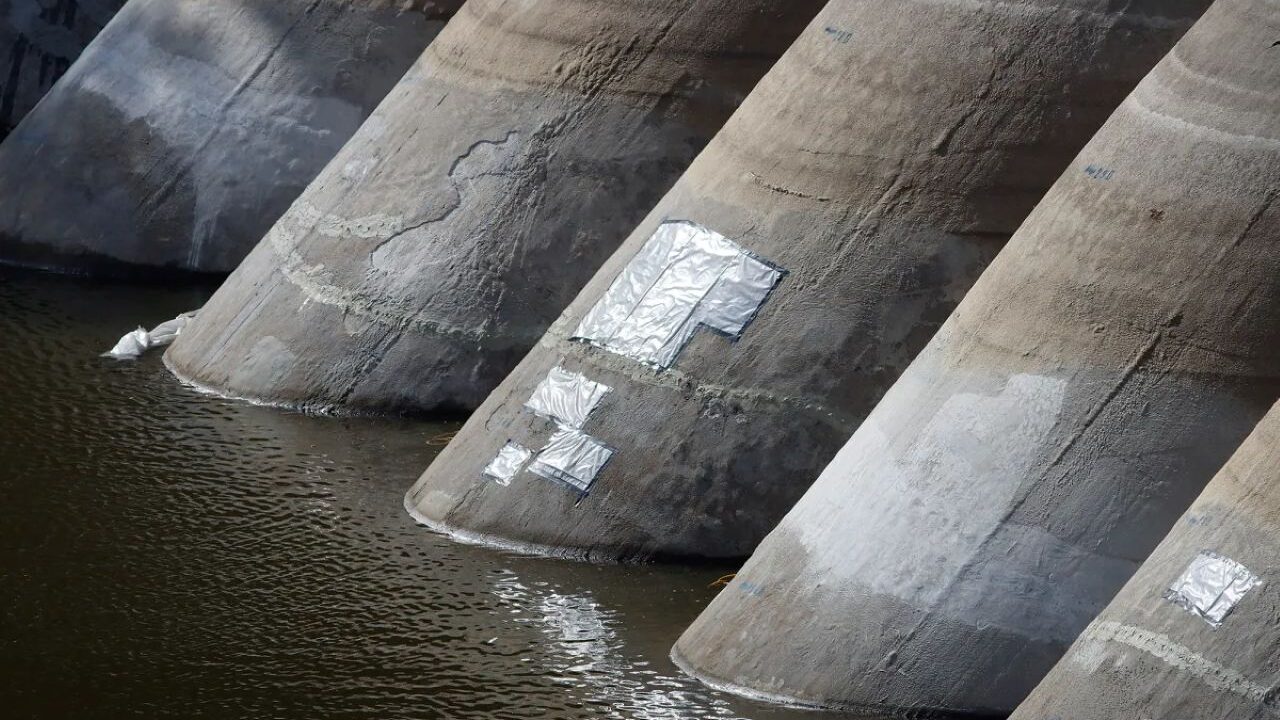 Image of repair work on Lake Hodges Dam in San Diego