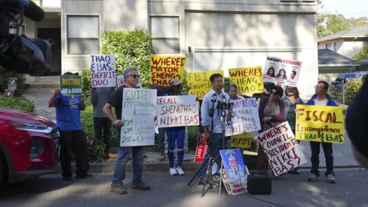 A group of people who support recalling Mayor Sheng Thao demonstrate outside of her home in Oakland, June 20, 2024. The bribery and fraud charges against Sheng Thao, her partner and an influential family offer a window into more widespread efforts to corrupt officials in the San Francisco Bay Area. (Jim Wilson/The New York Times)