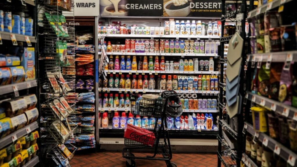 A shopping cart stands in an aisle of a grocery store in New York City, U.S., August 26, 2026. (Reuters File)