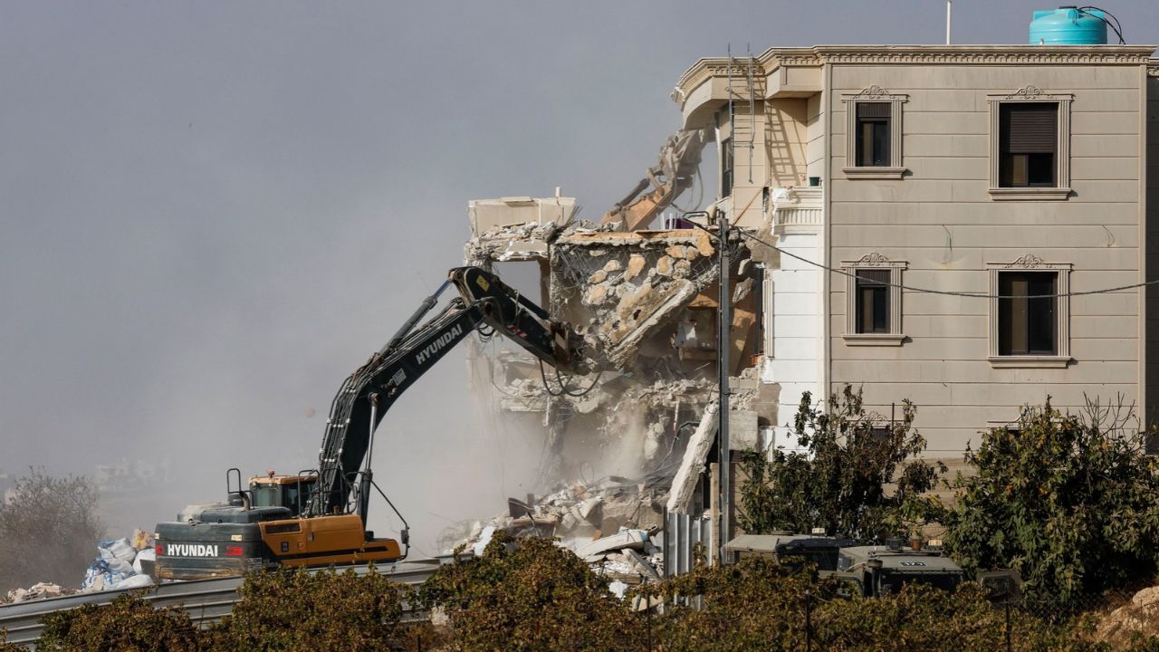 Israeli machinery demolishes a Palestinian house following a shooting attack, in Hebron in the Israeli-occupied West Bank, October 23, 2026. Reuters/Mussa Qawasma