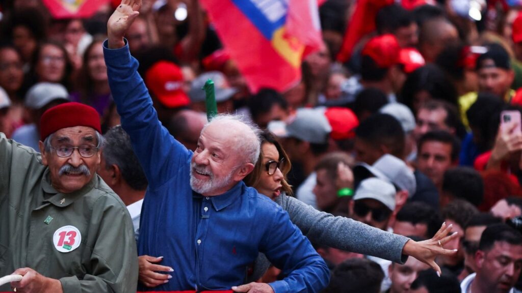 Brazilian President Luiz Inacio Lula da Silva, the Workers' Party (PT) candidate seeking reelection, and his wife Rosangela "Janja" da Silva attend a campaign rally ahead of the runoff presidential election, in Porto Alegre, Rio Grande do Sul state, Brazil October 19, 2026. REUTERS/Diego Vara