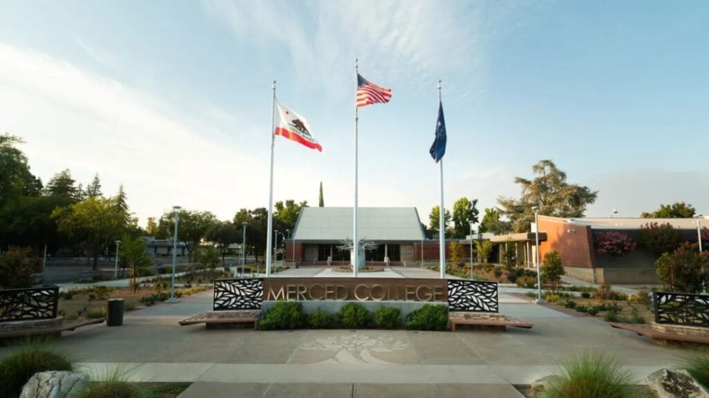 Image of the front entrance to Merced College