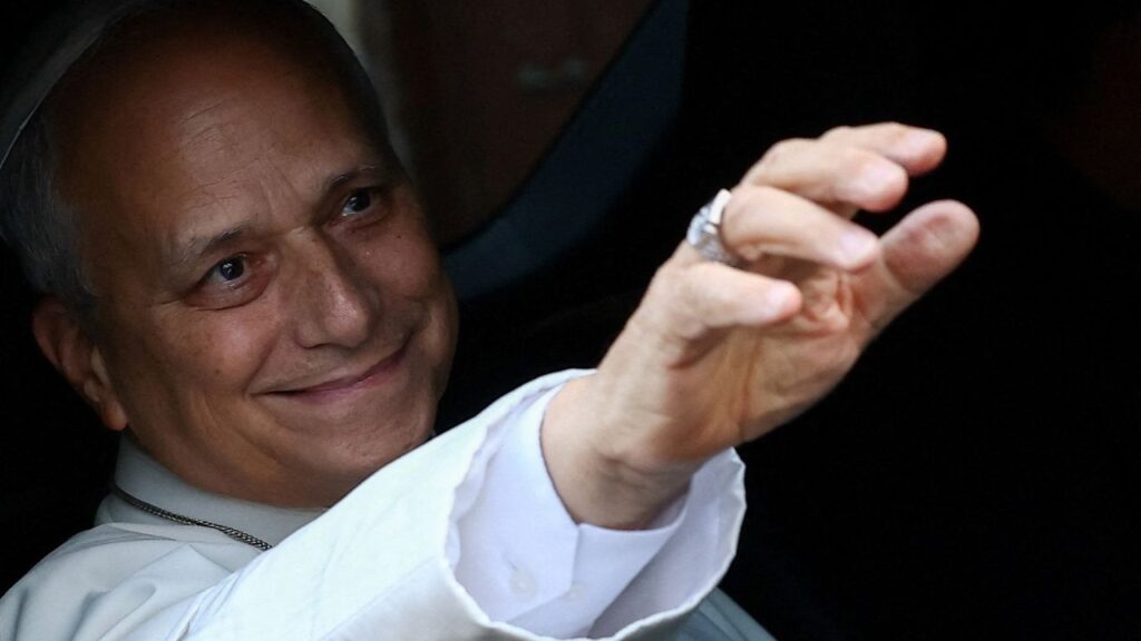 Pope Leo waves from a car as he returns to the Vatican from Gemelli Hospital following his lung surgery and cancer diagnosis, at the Porta del Perugino, in Rome, Italy, October 17, 2026. REUTERS/Guglielmo Mangiapane