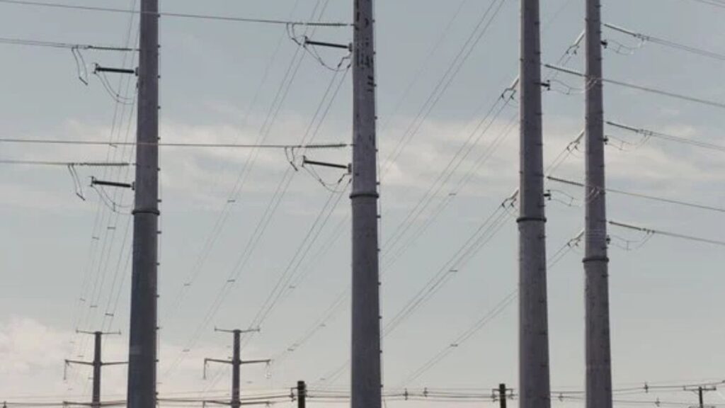 Power lines in Ashburn, Va., June 25, 2026. Power grids are vulnerable to wild swings in weather, from crippling winter cold to oppressive summer heat. But unseasonably warm early fall weather has energy officials taking steps this week to reduce the risk of outages in some parts of the country. (Caroline Gutman/The New York Times)