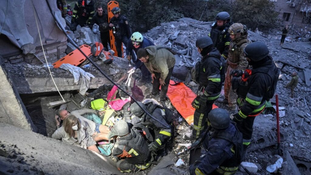 Rescuers evacuate wounded residents, Yana and her husband Anton, found under debris of an apartment building damaged during a Russian air strike, amid Russia's attack on Ukraine, in Zaporizhzhia, Ukraine October 10, 2026. Reuters/Stringer