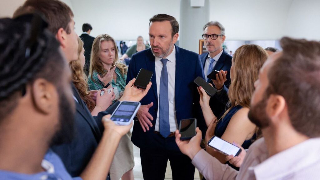 US Senator Chris Murphy (D-CT) speaks with reporters on the way to a vote on the "Stop Insider Trading Act" on Capitol Hill in Washington, D.C., US, September 30, 2026. REUTERS/Kylie Cooper