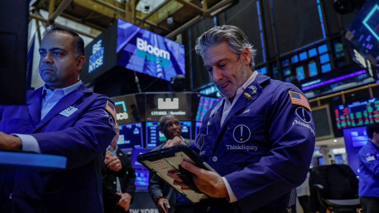 Traders work on the floor at the New York Stock Exchange (NYSE) in New York City, U.S., September 29, 2026. (REUTERS/Jeenah Moon)