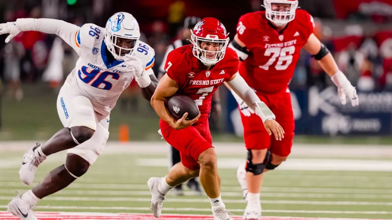 Image of Fresno State football QB Jayden Mandal scrambling for yardage